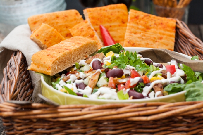 Mexikanischer Salat mit Hähnchenbrust und Gourmet Focaccia Sour Cream ...