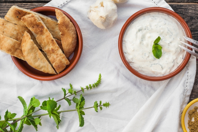 Knoblauch-Minz-Dip mit Indian Naan Brot - Mestemacher.de