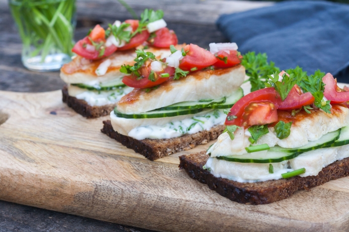 Smørrebrød mit Hähnchenbrust, Tomaten und Kräutermayonnaise ...