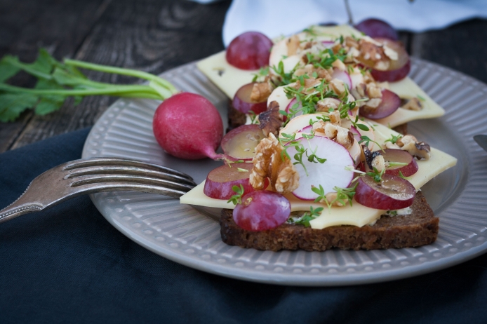 Smørrebrød mit zweierlei Käse, Radieschen und Trauben - Mestemacher.de