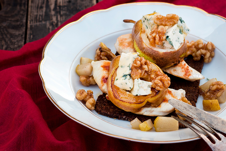 Gegrillte Hähnchenbrust mit Birne, Roquefort und Walnüssen auf ...