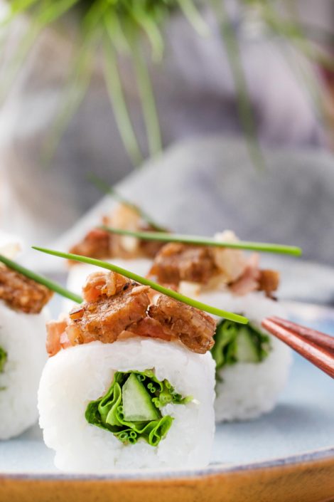 KRÄUTERSUSHI MIT VOLLKORN-BROT-SPECK-TOPPING