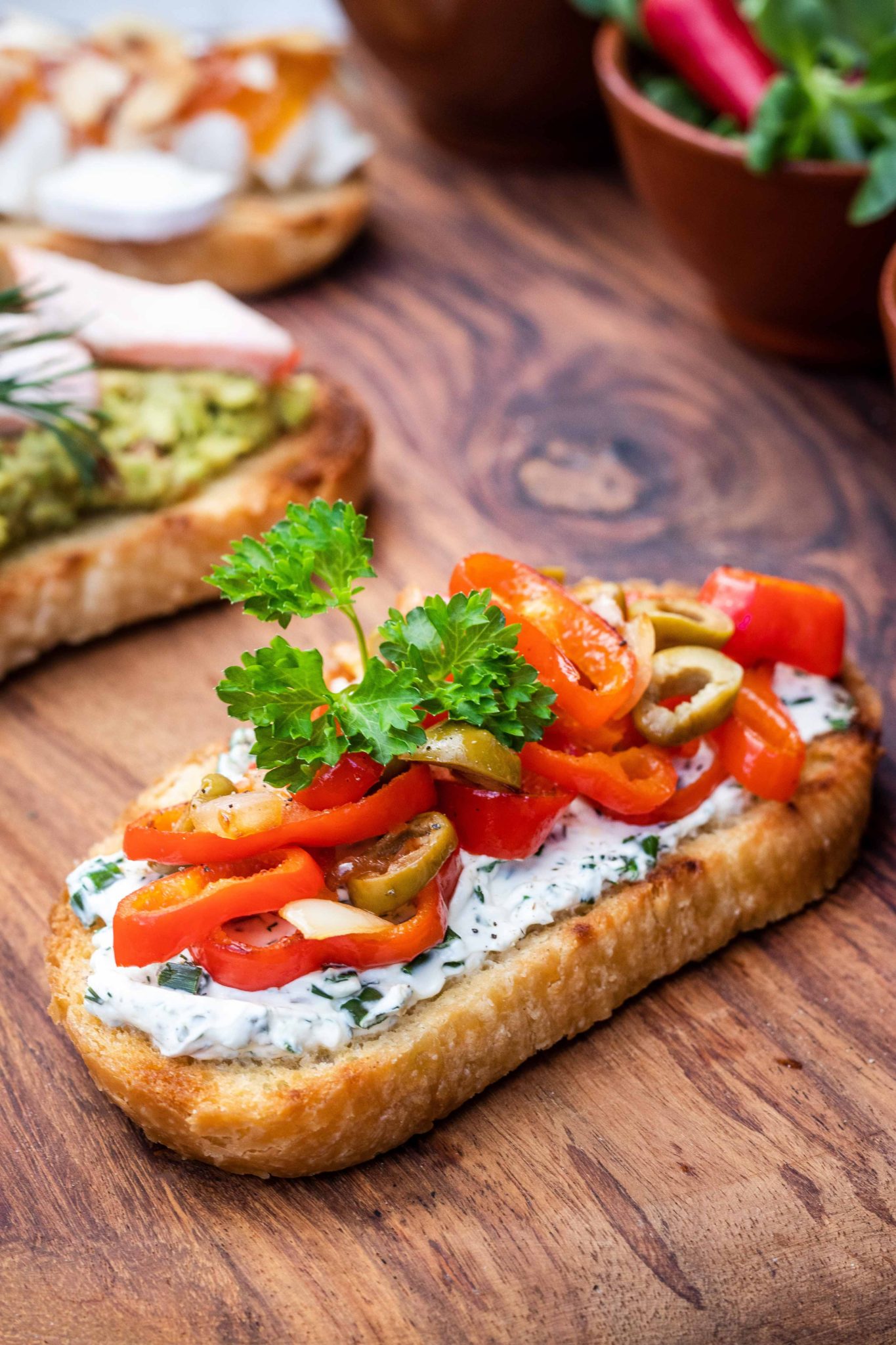 Bruschetta mit Paprika und Kräutercreme - Mestemacher.de