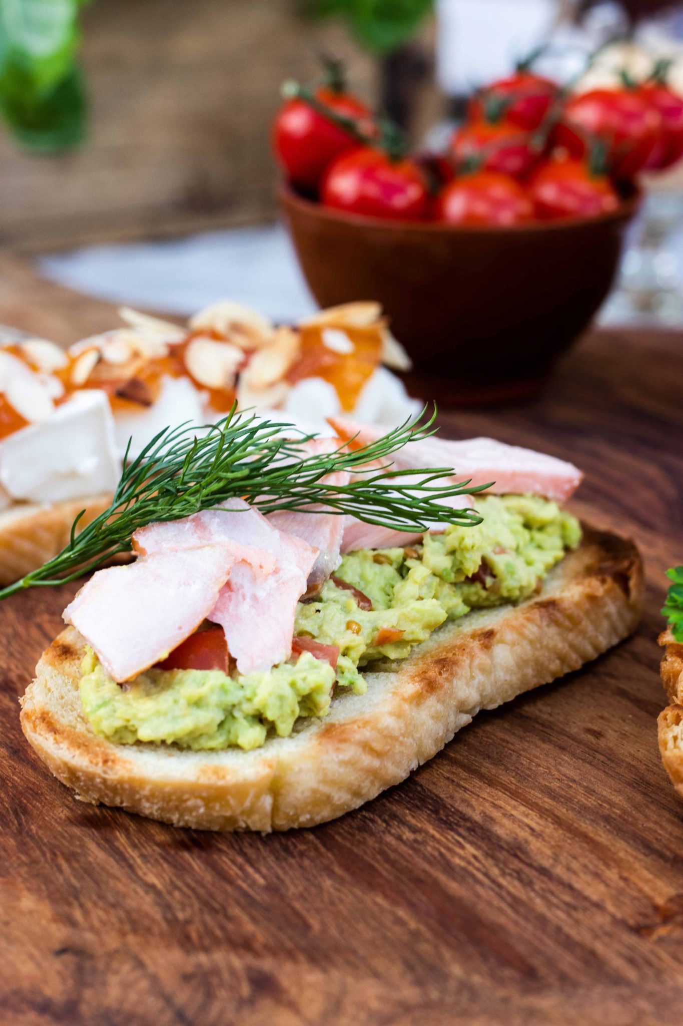 Bruschetta mit Avocado und Lachs - Mestemacher.de