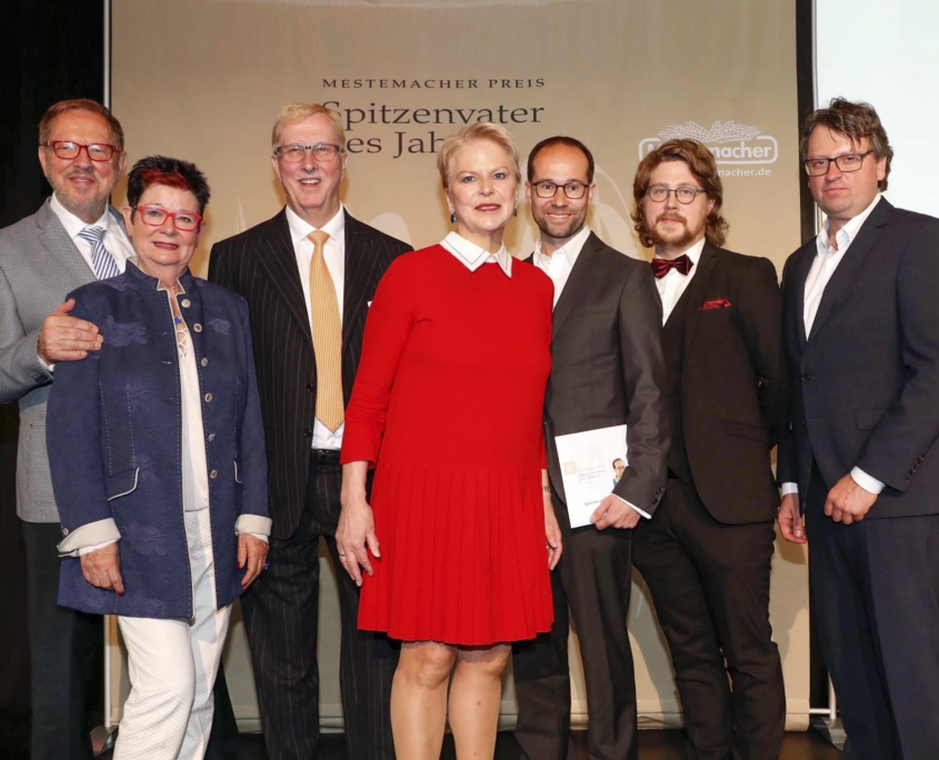 V.l.: Fritz Detmers (geschäftsführender Gesellschafter Mestemacher-Gruppe), Helma Detmers (Gesellschafterin Mestemacher-Gruppe), Albert Detmers (geschäftsführender Gesellschafter Mestemacher-Gruppe), Initiatorin und Projektleiterin Prof. Dr. Ulrike Detmers (Gesellschafterin, Mitglied Geschäftsführung, Sprecherin Mestemacher-Gruppe), Daniel Eich (Spitzenvater des Jahres 2019), Thorben Hinsche (Spitzenvater des Jahres 2019) und Jürgen Kura (Initiator "Väter in Köln e.V.", Sonderpreisträger 2019). Fotohinweis: Agentur Baganz