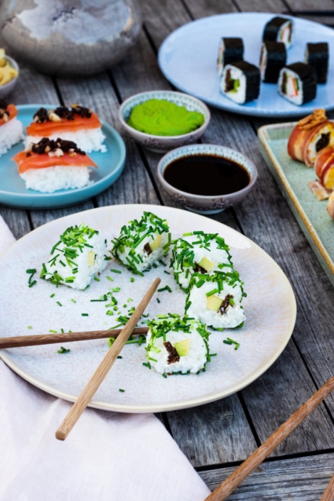 SUSHI MIT AVOCADO, WESTFÄLISCHEM PUMPERNICKEL UND SCHNITTLAUCH