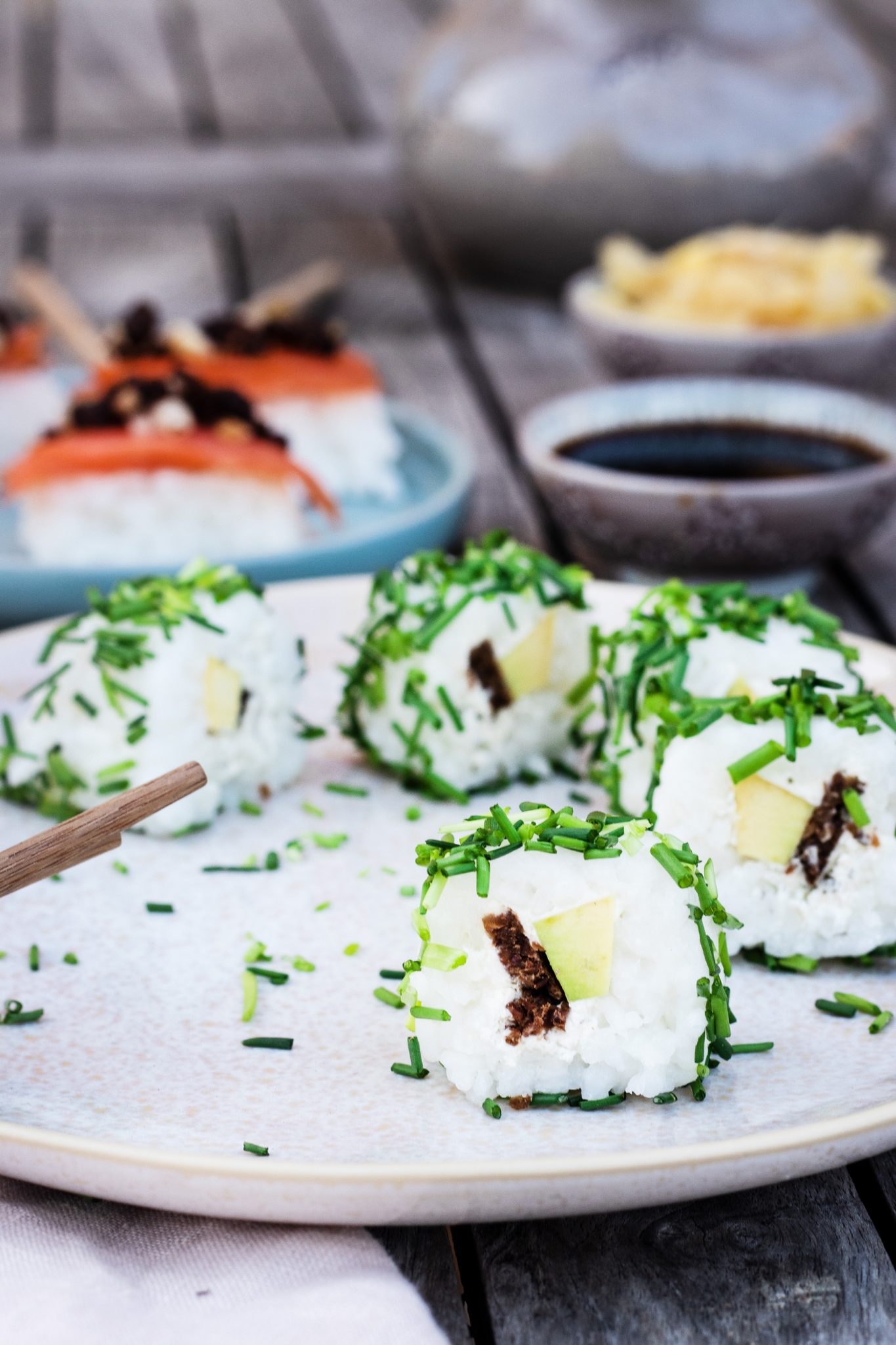 Sushi mit Avocado, Westfälischem Pumpernickel und Schnittlauch ...