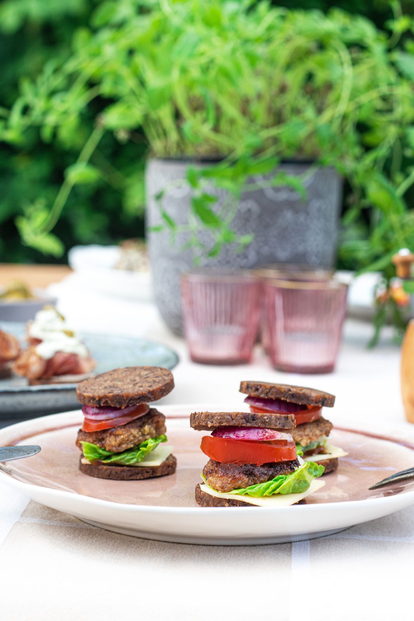 Mini Burger mit Barbecuesoße und Mestemacher GOURMET VOLLKORN CLASSIC ...