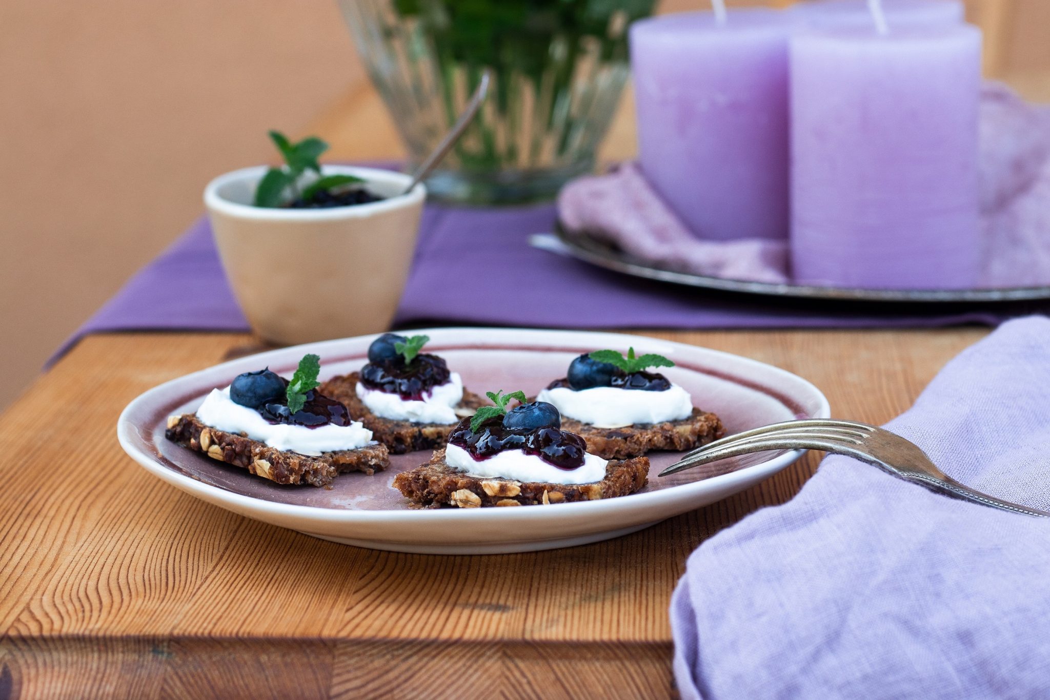 Mestemacher Müsli-Brot mit Quark und Heidelbeermarmelade - Mestemacher.de