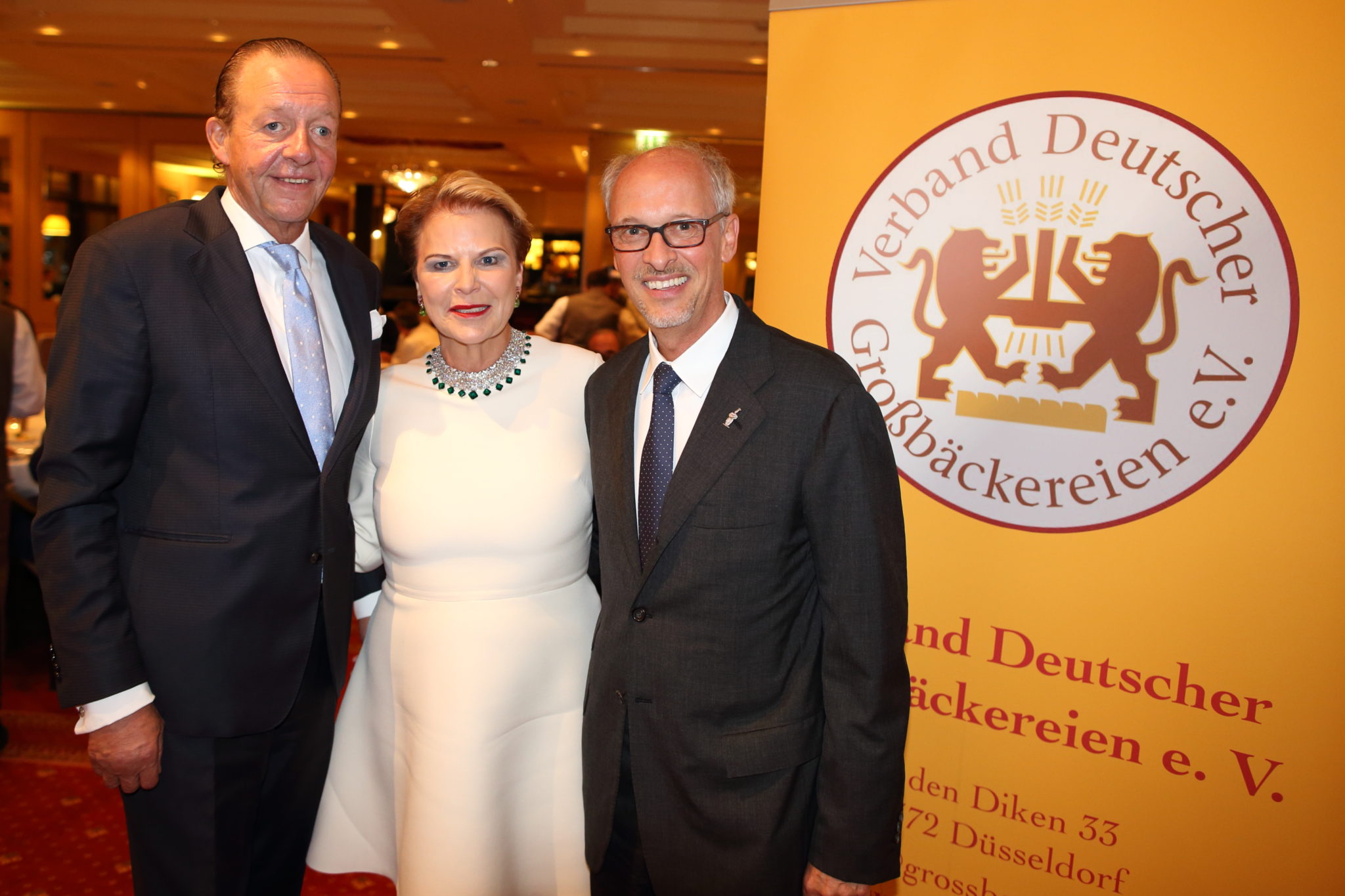 Das wiedergewählte Präsidium des Verbandes Deutscher Großbäckereien e.V. bei der Jahrestagung des Verbandes in Salzburg (v.l.) Hans-Jochen Holthausen, Harry Brot GmbH, Präsidentin Prof. Dr. Ulrike Detmers, Mestemacher-Gruppe, Alexander Heberer, Wiener Feinbäckerei Heberer. Bildnachweis: BJ / Dirk Waclawek 2019