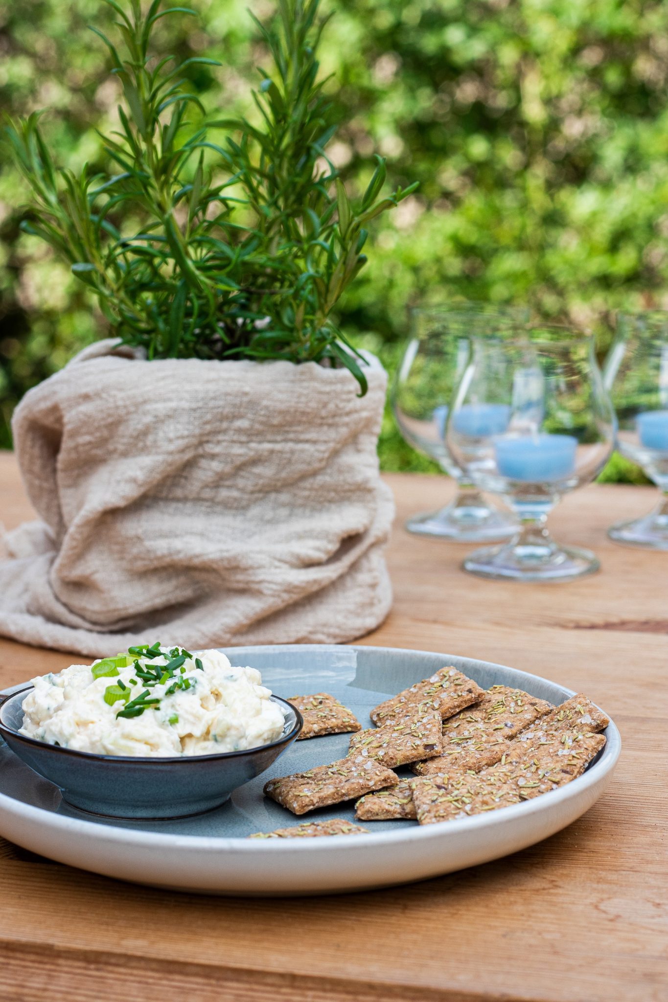 Camembert-Dip mit Mestemacher Knäcke-Snacks - Mestemacher.de