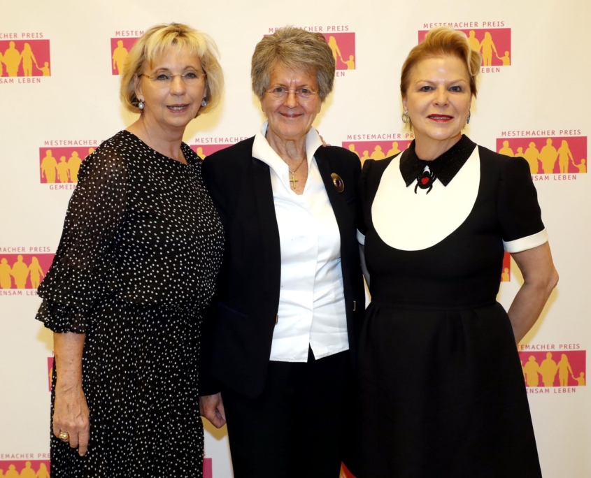 Berlin, 29.11.2019: Großbäckerei Mestemacher verleiht Preis „GEMEINSAM LEBEN“ 2019 an „Gewalt gegen Mädchen und Frauen - SOLWODI Deutschland“. (V. l.): Maria von Welser, Laudatorin für SOLWODI, Sr. Lea Ackermann, Gründerin und Vorsitzende SOLWODI, Mestemacher-Chefin, Prof. Dr. Ulrike Detmers. Fotohinweis: Agentur Baganz