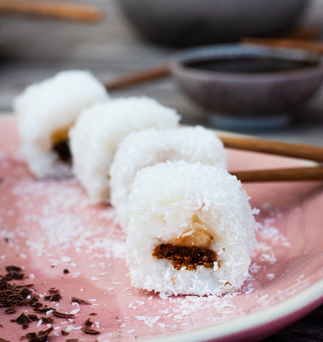 SÜSSES SUSHI MIT KOKOSREIS, WESTFÄLISCHEM PUMPERNICKEL UND BANANE