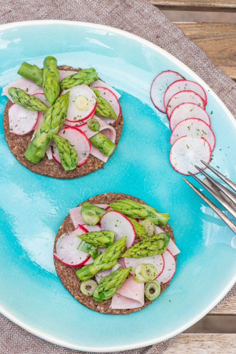 SPARGELSALAT MIT KOCHSCHINKEN UND MESTEMACHER SYLTER VOLLKORNBROT