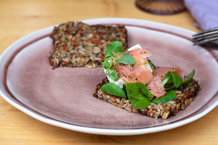 LACHSSALAT MIT MESTEMACHER BROT UNSER PURES KAROTTE