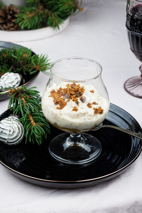 PUMPERNICKEL-RICOTTA-CREME MIT RUM-PFIRSICHEN