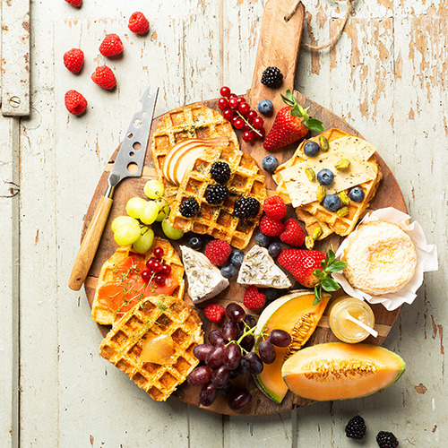 BRUNCH BOARD MIT FRENCH TOAST WAFFELN