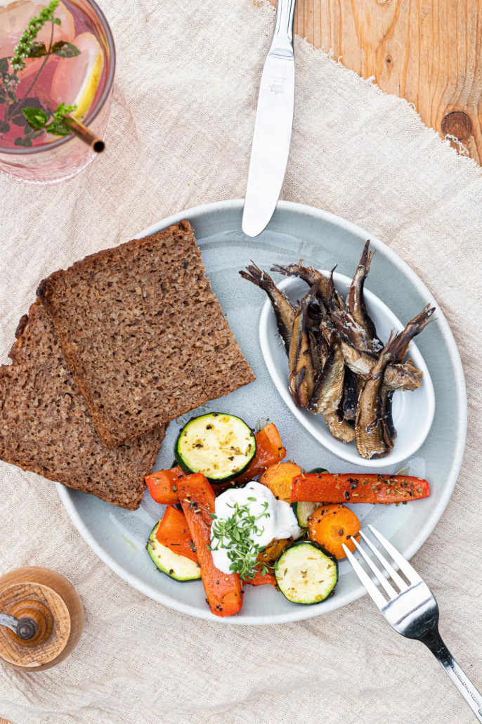 Frittierte Sardellen mit gebratenem Gemüse