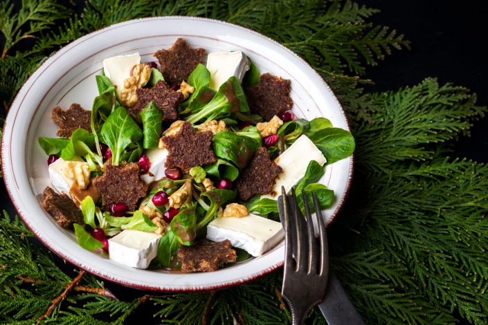 WEIHNACHTLICHER FELDSALAT MIT GRANATAPFEL, CAMEMBERT UND VOLLKORNBROTSTERNEN