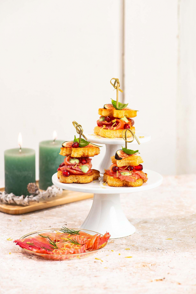 Toast-Sterne mit Basilikum-Frischkäse und gebeiztem Lachs