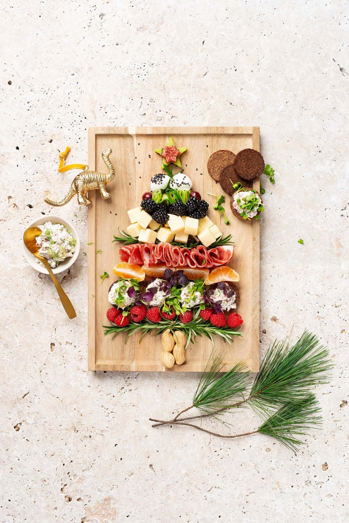 Weihnachtliches Brunch Board mit Frischkäse-Schinken-Dip-Canapés