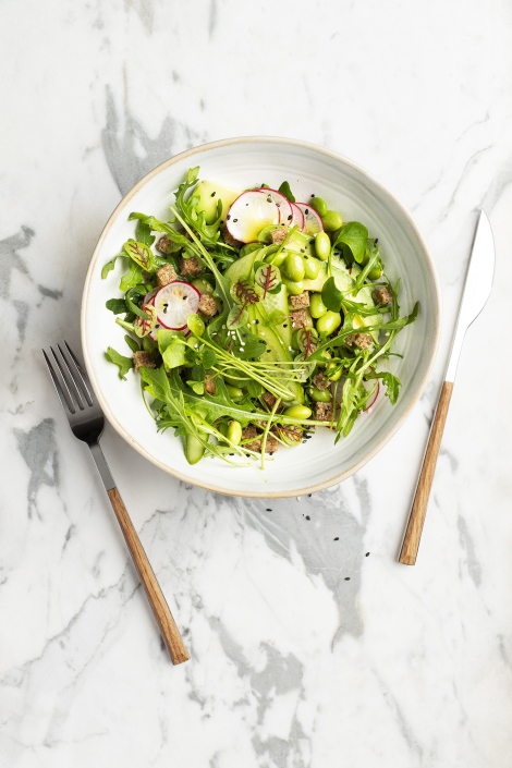 BROTSALAT MIT BIO SONNENBLUMENKERN-BROT UND EDAMAME