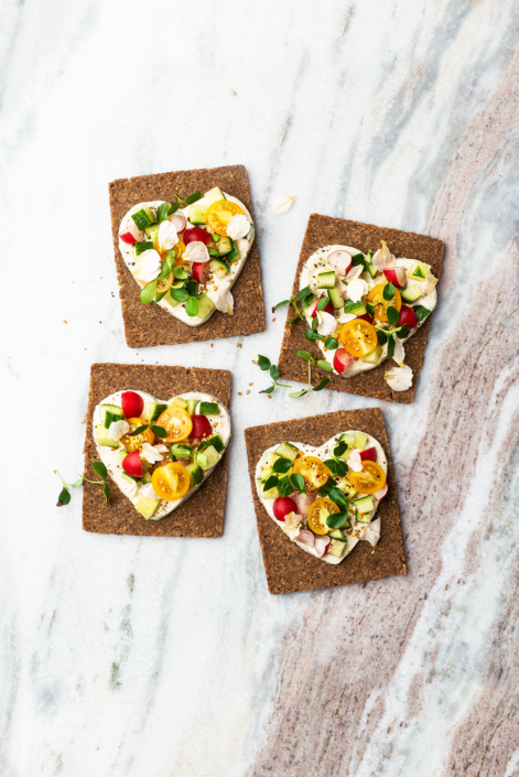 LIEBESBROTE MIT TAHINI-JOGHURT UND SALAT AUF MESTEMACHER WESTFÄLISCHEM VOLLKORN-BROT