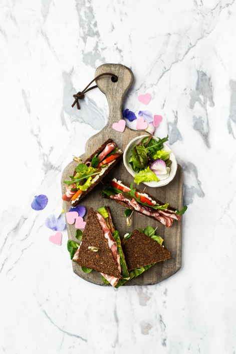 PUMPERNICKEL SANDWICH MIT ITALIENISCHER WURST MIT MESTEMACHER WESTFÄLISCHEM PUMPERNICKEL