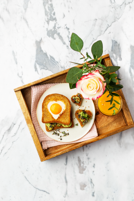 VOLLKORNTOAST MIT AVOCADO-FRISCHKÄSE UND EI AUF MESTEMACHER BIO WEIZEN VOLLKORN TOAST