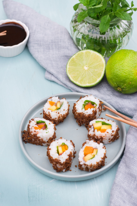 SUSHI MIT LIMETTENREIS, FRÜCHTEN UND PUMPERNICKEL