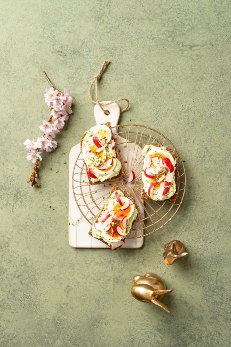 BELEGTES MESTEMACHER BIO DINKEL KÖRNIGES BROT MIT KRÄUTERFRISCHKÄSE, RADIESCHEN UND EI