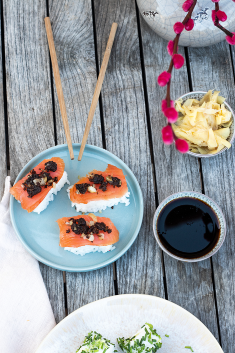 NIGIRI-SUSHI MIT LACHS UND WESTFÄLISCHEM PUMPERNICKEL-ZWIEBEL-TOPPING